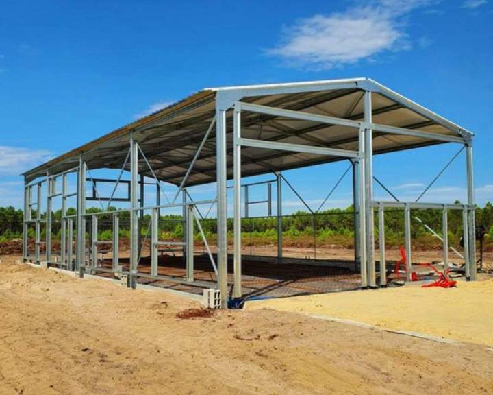 Conception et installation de hangars métalliques.