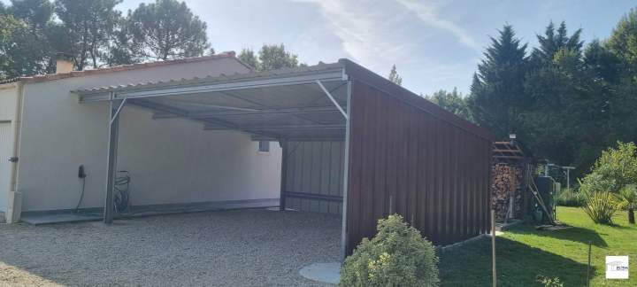 Carport métallique adossé dans - Les Landes